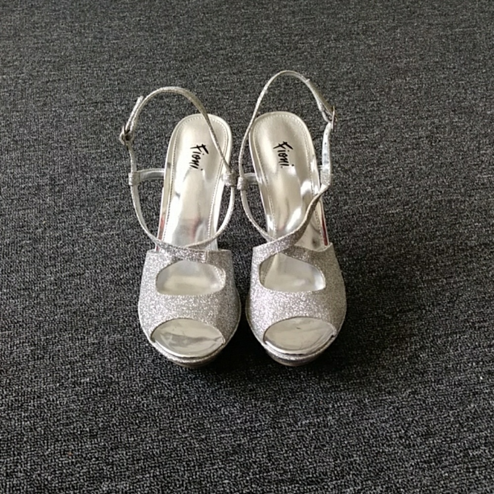 Fioni fashion shoe size 6 shimmery in color
